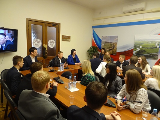 В преддверии Дня российского парламентаризма депутаты организовали встречу с саратовскими студентами в Государственной Думе